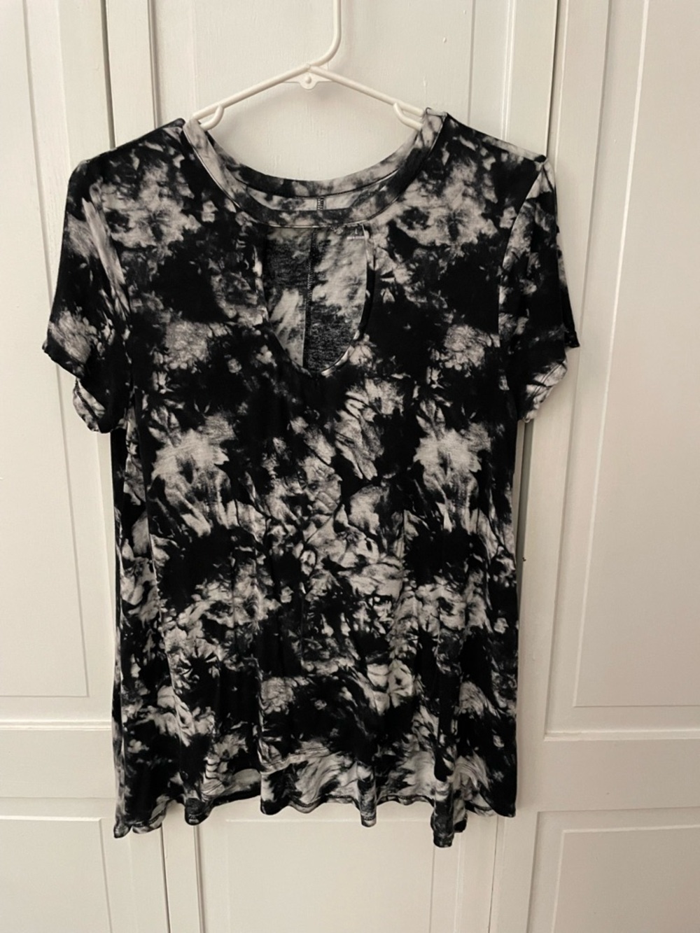 Mudd Black & White Tie-Dye Short Sleeve Tee